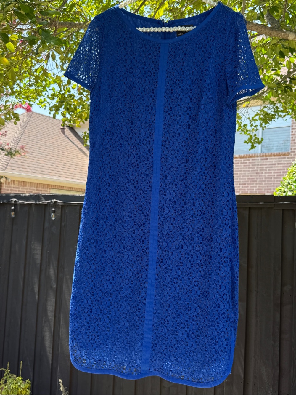 Classic Short-Sleeve ADRIANNA PAPELL Lace Shift Dress in Royal Blue SIZE 8